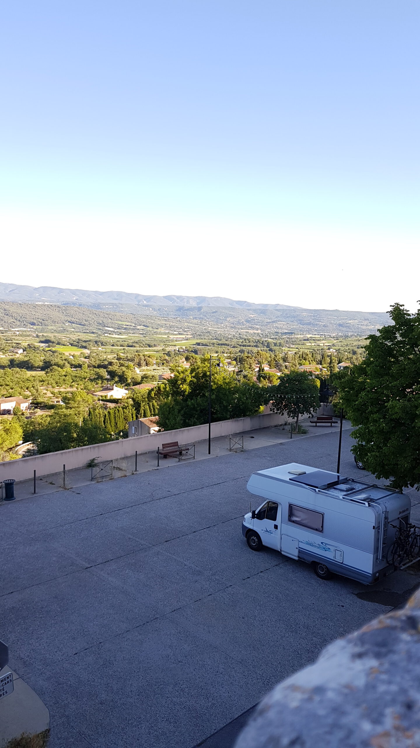 Parkplatz im Ort Saint Saturnin le Apt in Frankreich