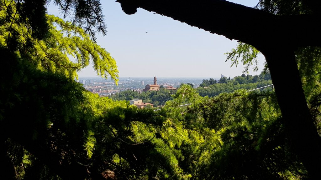 Blick auf Bologna. Der Aussichtspunkt ist bei der Villa Ghigi.